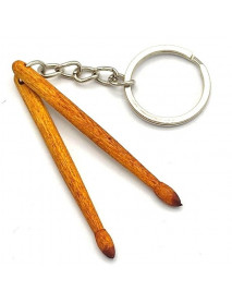 Drevená kľúčenka v tvare paličky na bubon